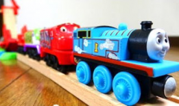 小火车玩具视频,童趣盎然，亲子互动新体验